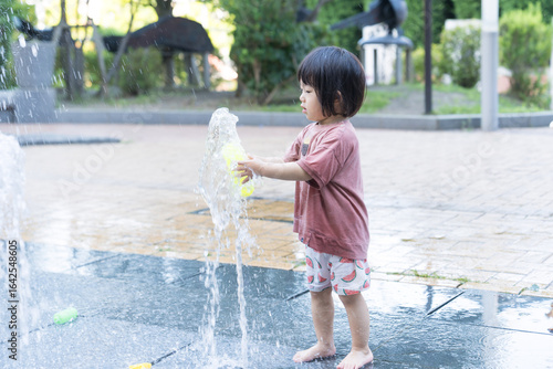 マンション広場の噴水で遊ぶ日本人の幼児