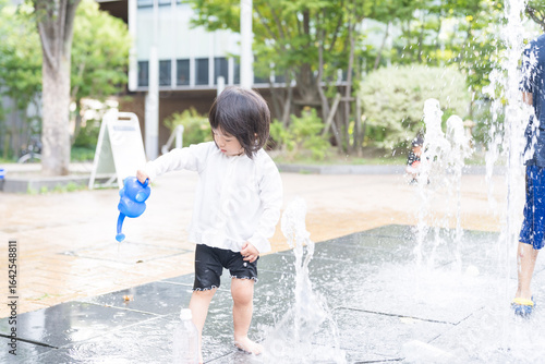 マンション広場の噴水で遊ぶ日本人の幼児