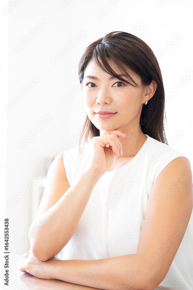 室内でポーズをしている女性 室内でポーズをしている女性