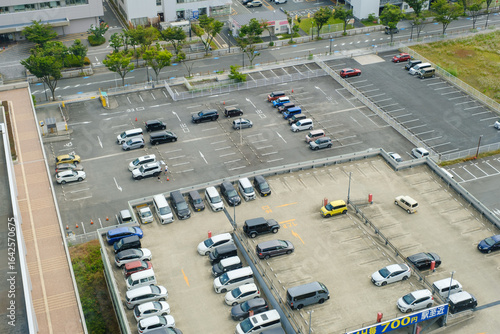 上空から見た都市風景　俯瞰　駐車場　パーキング