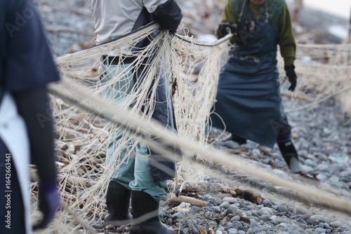 網を片付ける漁師