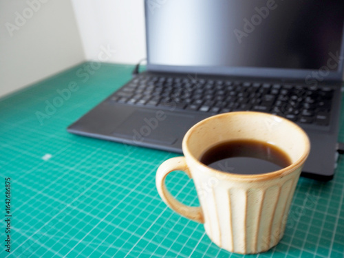パソコンとコーヒーの朝の風景