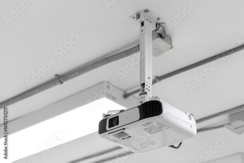 Canvastavla A white overhead projector on ceiling indoors.