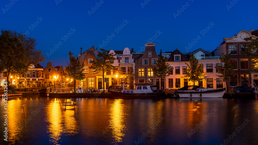 Obraz premium Harlem cityscape along river Binnen Spaame in the twilight with colorful lighting in The Netherlands.