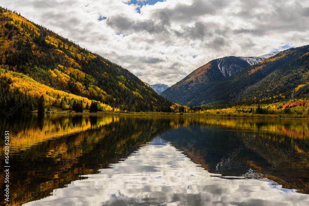 Fototapeta premium Serenity in the Still Lake, Autumn Reflections at Cottonwood Lake, USA