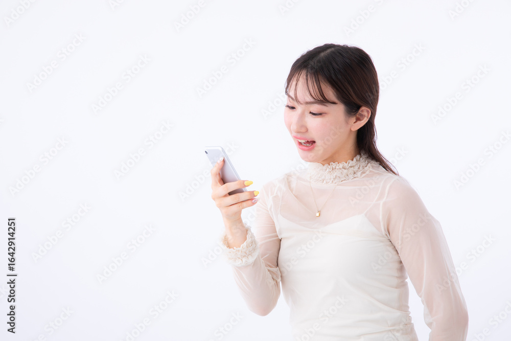 スマホを見て楽しむ若い女性 スマホを見て楽しむ若い女性