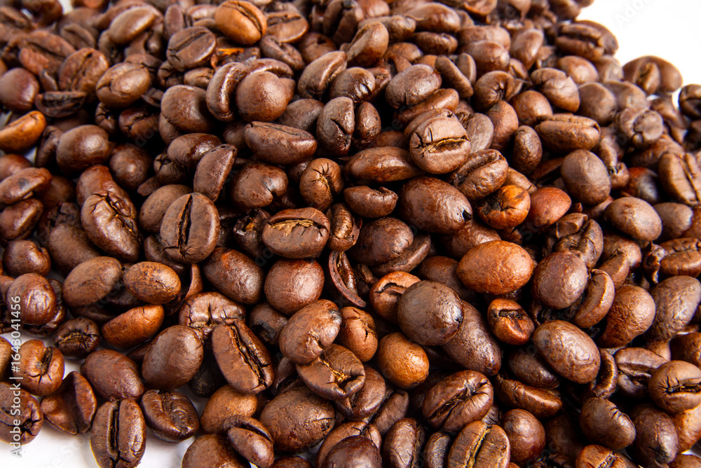 Fototapeta premium Mucchio di chicchi di caffè tostato