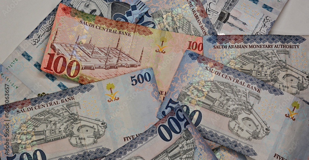 Obraz premium Saudi Riyal banknotes of five hundred riyals and one hundred riyals, with exchange