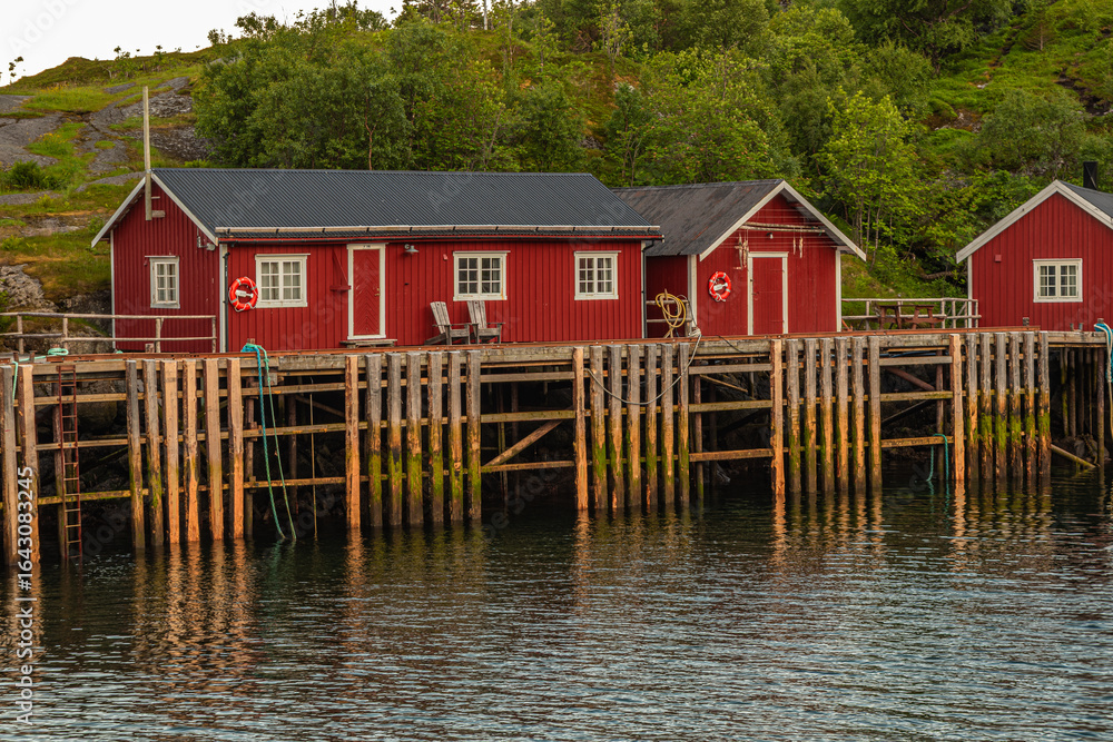 Fototapeta premium Nusfjord, un piccolo villaggio di pescatori delle isole Lofoten, riconosciuto dall’Unesco come progetto pilota per preservare l'architettura tradizionale norvegese.