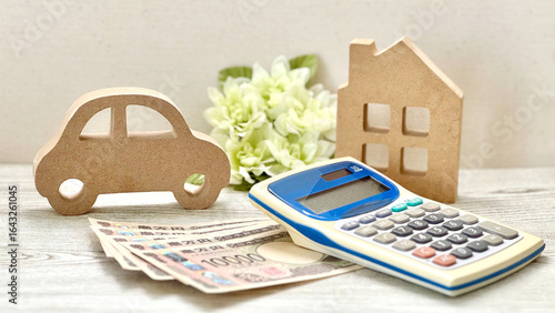 車と家の小物とお金と計算機_白板背景