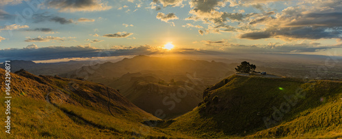 ニュージーランド　ホークス・ベイ地方にあるテ・マタ・ピーク頂上からの風景と夕陽