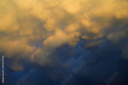 Fotomural Mammatus clouds that signal stormy skies