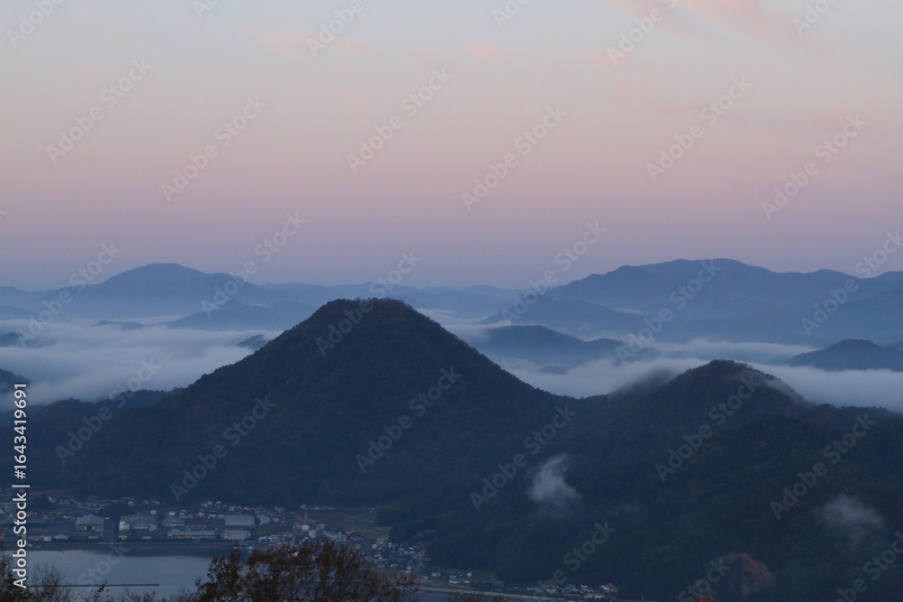 Naklejka premium 夜明けの雲海に浮かぶ山々