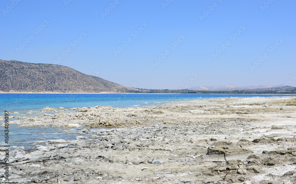 Fototapeta premium Lake Salda Turquoise Waters Meet the White Sands of Turkey