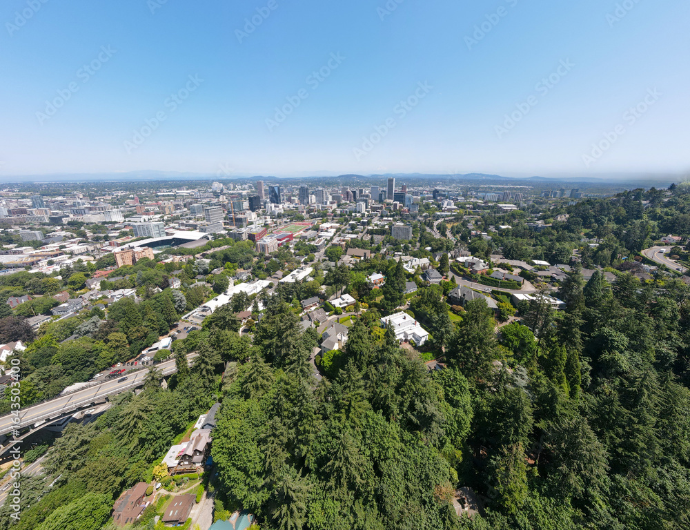 Obraz premium Aerial landscape of Central downtown Portland neighborhood skyline sunny summer day in Oregon