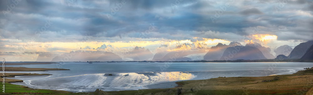 Obraz premium Captivating view of Vatnajokull Glacier at sunset.