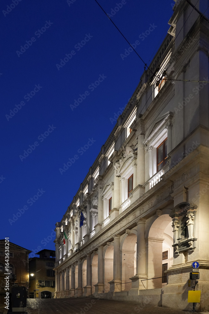 Fototapeta premium Palazzo Nuovo in Citta Alta, alle prime luci dell alba