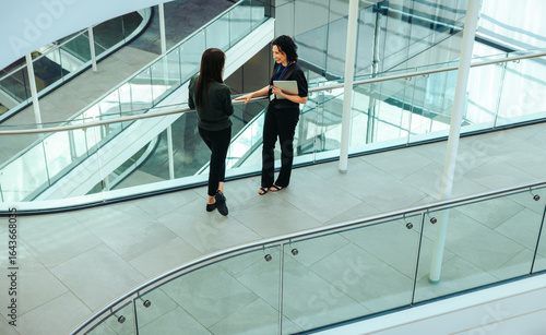 Fotografie Corporate professionals discussing strategies on a modern flyover
