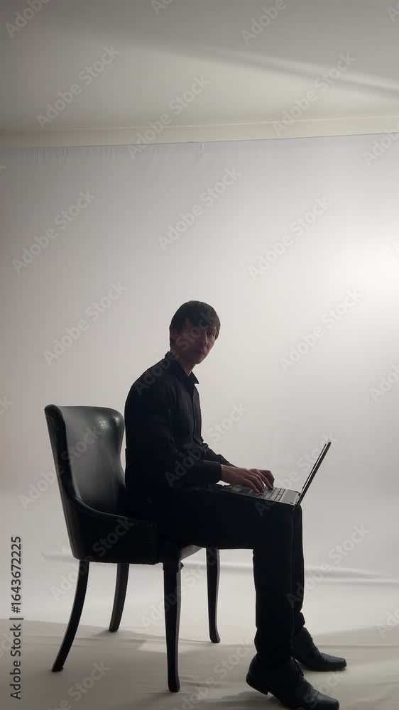 silhueta de homem trabalhando com computador 