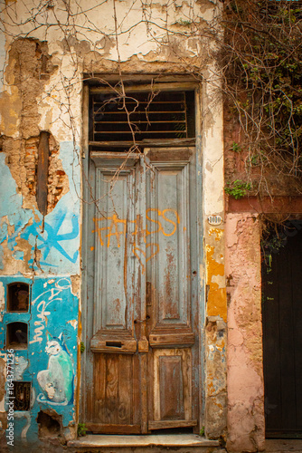 puertas viejas de una casa abandonada