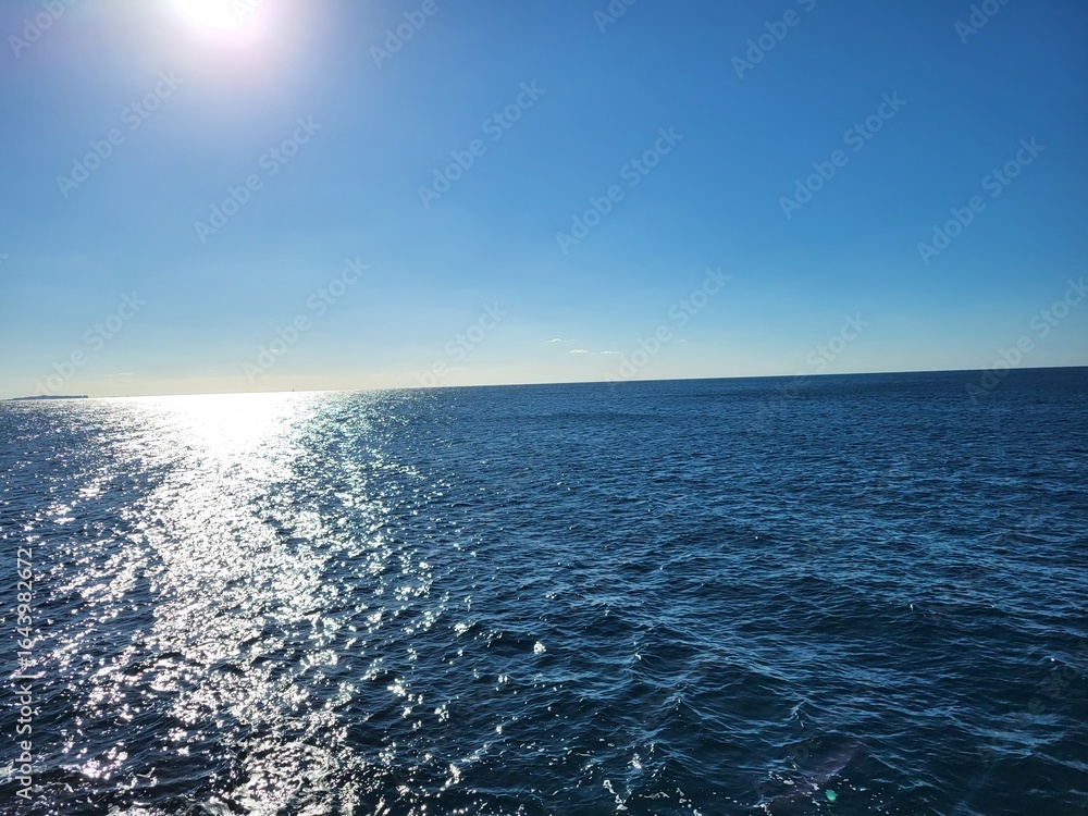 Fototapeta premium Shimmering Sunlight on the Open Sea