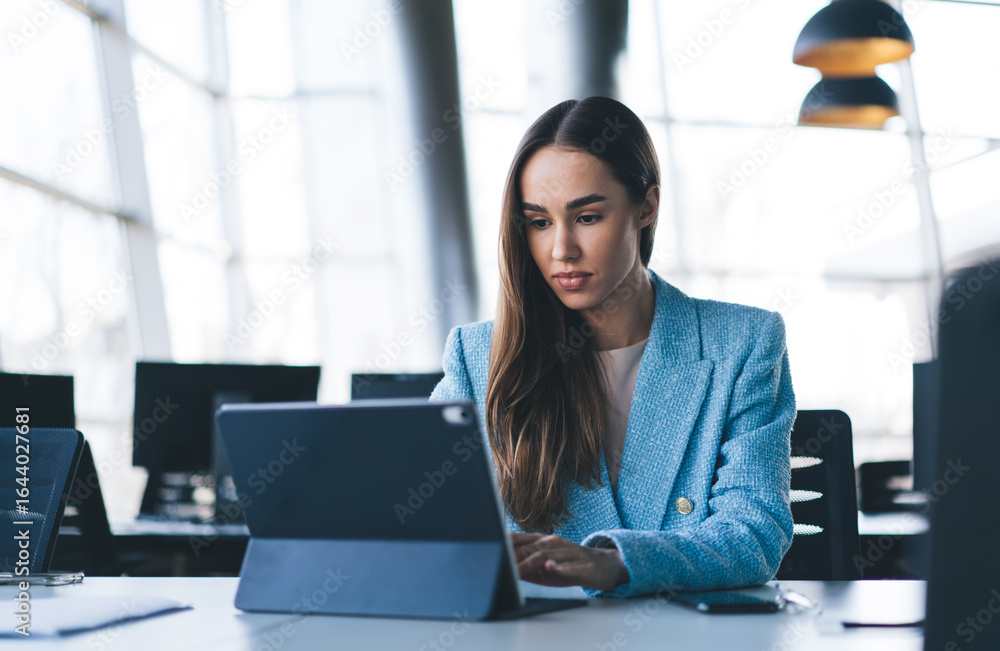 Obraz premium smartphone use, digital freelancer, tech communication, mobile messaging, freelance lifestyle, working on phone, digital ecosystem, young professional, mobile focus, work autonomy, modern businesswoma