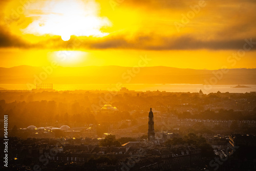 Photography sunset over edinburgh over the firth of forth, view from calton hill, edinburgh,