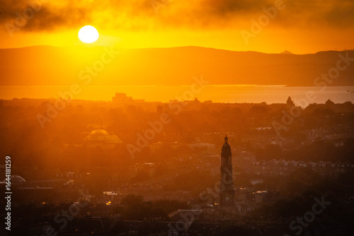 Foto sunset over edinburgh over the firth of forth, view from calton hill, edinburgh,