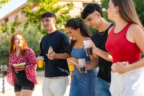 Murais de parede Young people walking and eating street food together