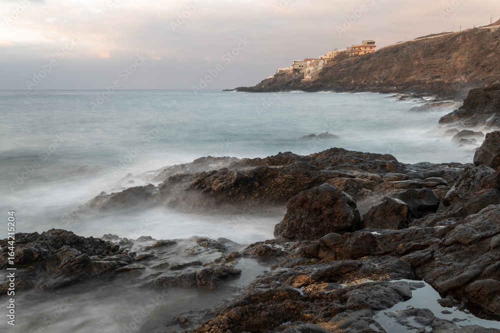 Teneryfa, domy na skalistym brzegu oceanu Atlantyckiego, Hiszpania Teneryfa, domy na skalistym brzegu oceanu Atlantyckiego, Hiszpania