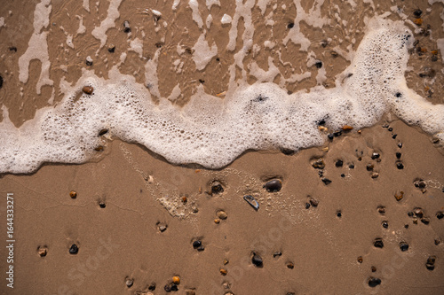 Sandstrand mit Wasser und Muscheln