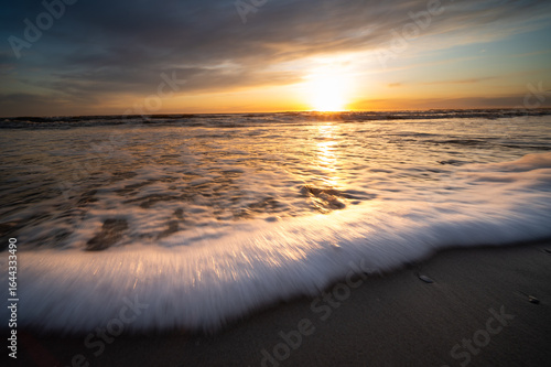 Sonnenuntergang an der Nordsee mit Dünenlandschaft