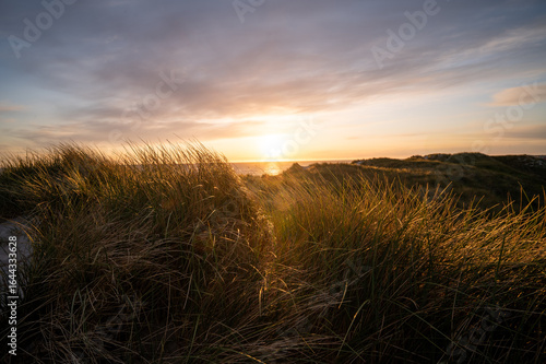 Sonnenuntergang an der Nordsee mit Dünenlandschaft