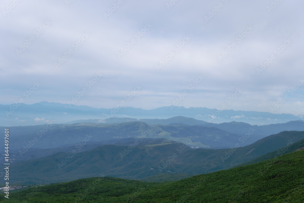 Fototapeta premium 日本：茶臼山／茶臼山展望台から見る眼下の山並み【北八ヶ岳】長野県茅野市・8月