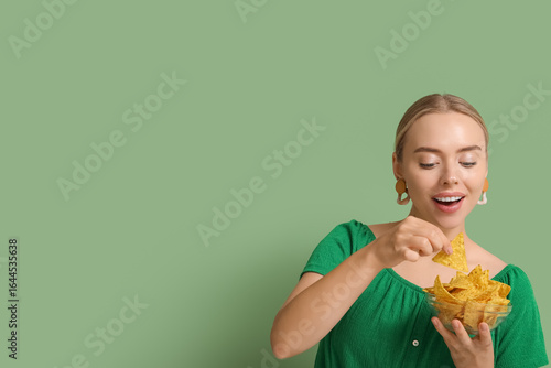 Pretty young woman with nac...