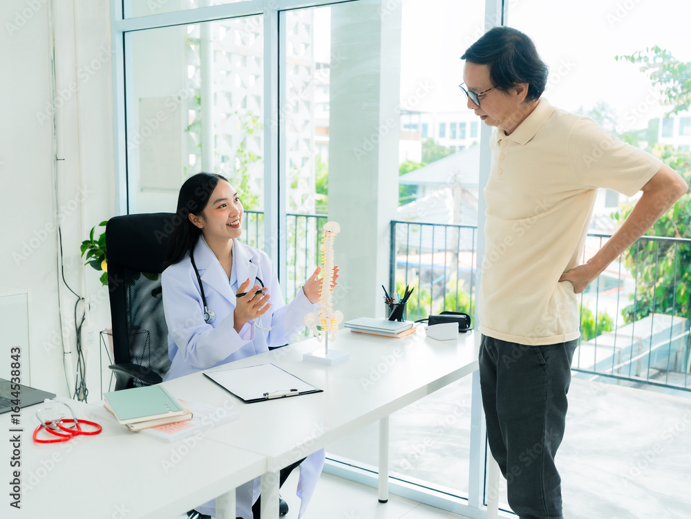 Fototapeta premium An old Asian man consults a doctor about pain in his hips and shoulders to find a way to treat it with life insurance.