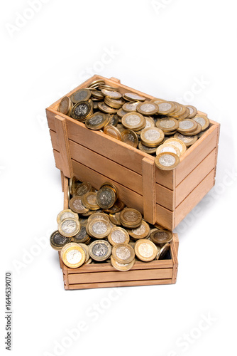 cajas de dinero, cajas llenas de monedas mexicanas, referencia a ahorro 

Boxes full of Mexican coins, reference to savings