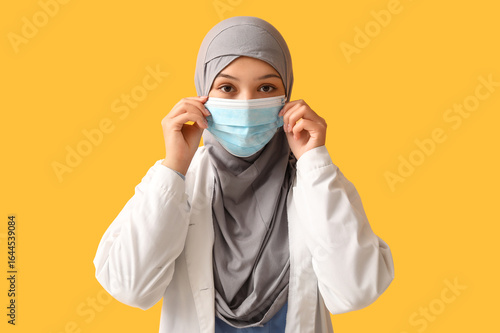 Female Muslim doctor in hij...