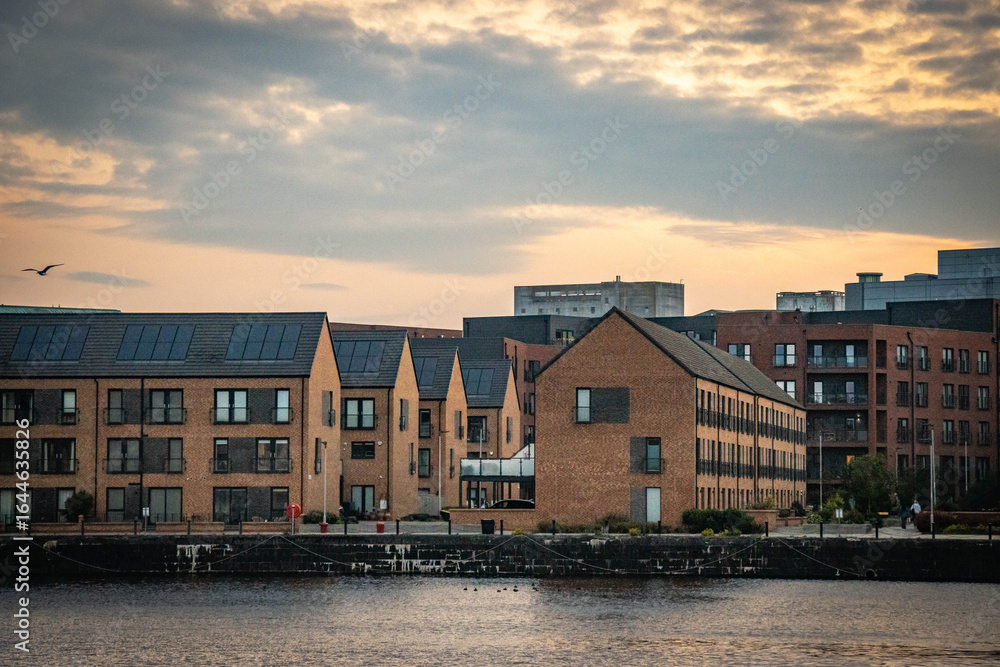 Obraz premium docks, houses in leith, edinburgh, harbour, scotland