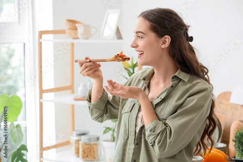 Young woman tasting fried r...