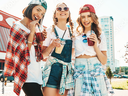 Canvas Print Three young beautiful smiling hipster female in trendy summer clothes