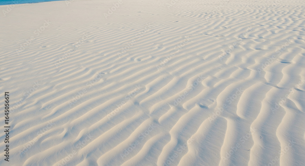 Obraz premium Fine, rippled sand patterns on a beach.