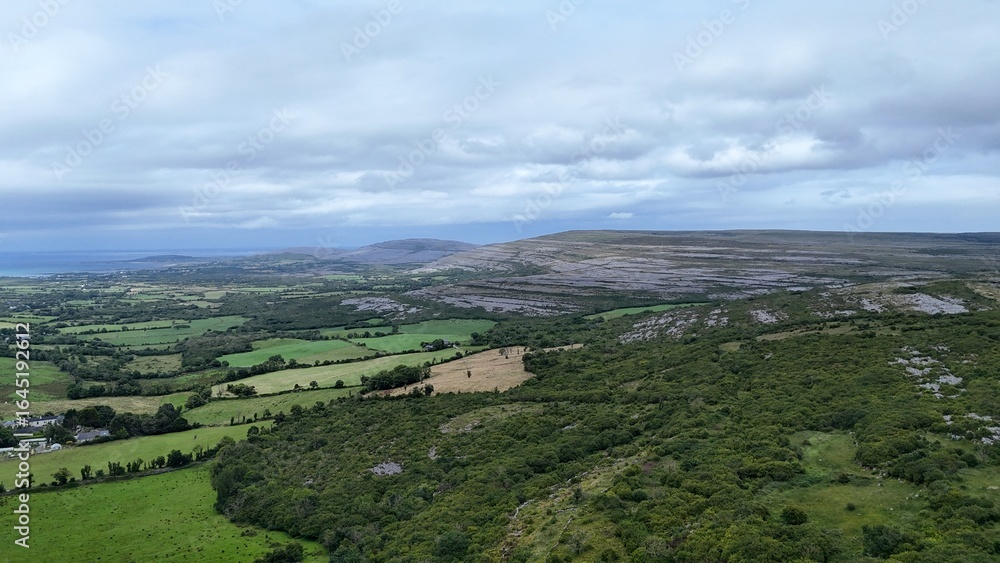 Obraz premium survol du plateau des Burren en Irlande des villages et églises en ruine