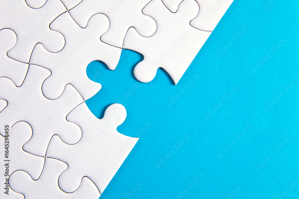 Obraz premium Puzzle pieces on blue background