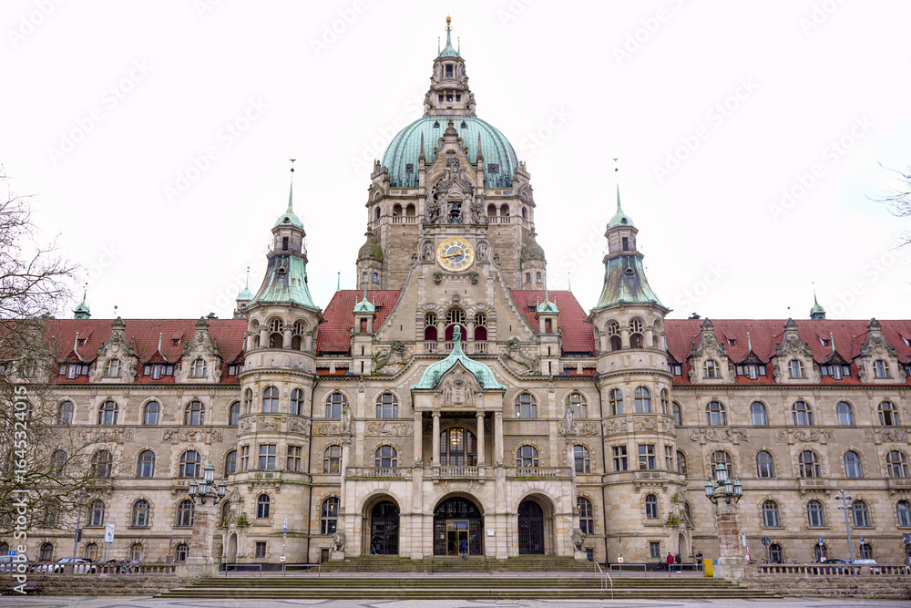 Obraz premium Front view of the New Town Hall Neues Rathaus in Hanover, Germany, an iconic landmark with grand architecture, popular with tourists.