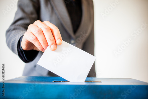 Tableau sur toile elections - The hand of woman putting her vote in the ballot box