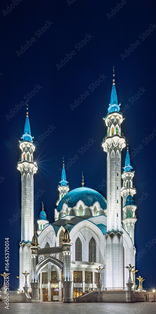 Obraz premium Kul Sharif mosque in Kazan Kremlin, Tatarstan, Russia. It is tourist attraction of Kazan. Kremlin. The main attraction of the city of Kazan.