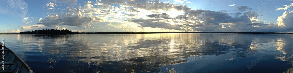 Naklejka premium Serene lake vista with dramatic clouds reflected