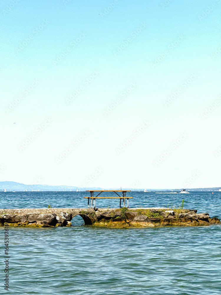 Fototapeta premium Banc et table sur la jetée du lac Léman