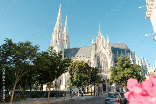 Photography Votivkirche Wien mit Bäumen im Vordergrund